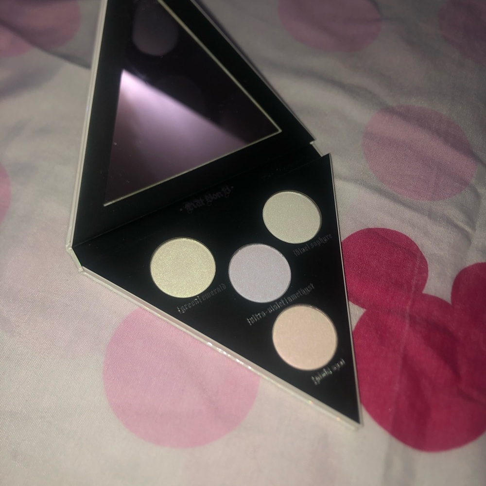 Kvd beauty alchemist holographic highlighter palette